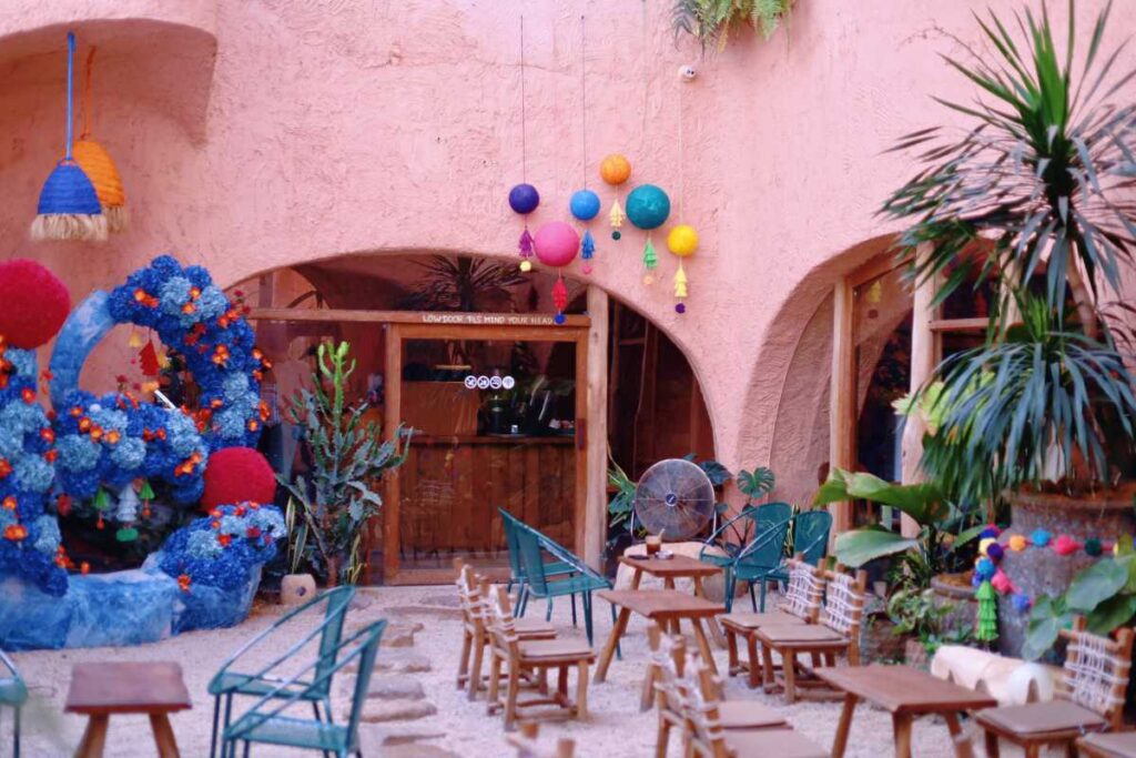 Mặt tiền tường hồng phong cách Địa Trung Hải độc bản tại Ola Cafe Nha Trang