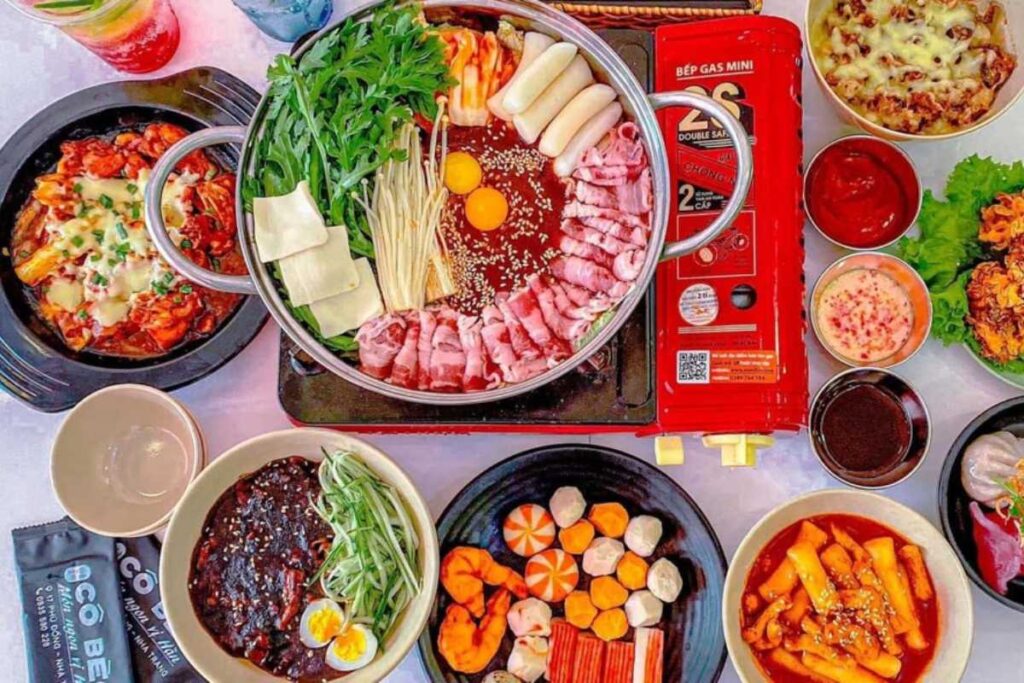 Mâm lẩu ly và các món ăn vặt Hàn Quốc bắt mắt tại quán Cô Bèo 34 Hoa Lư Nha Trang.