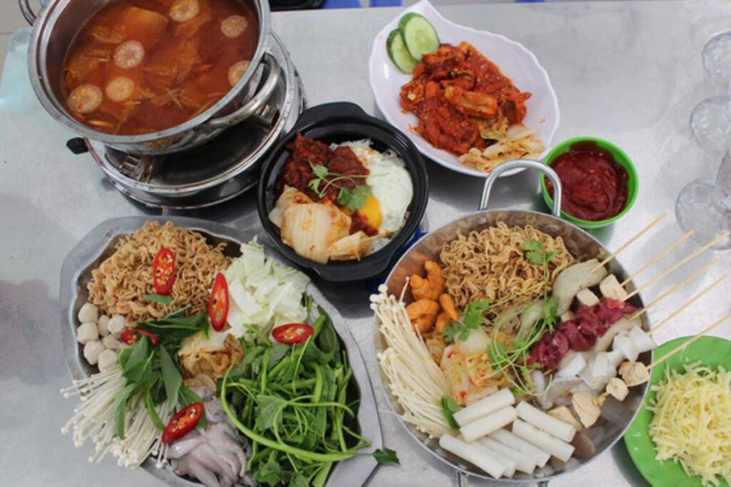 Các món lẩu mini và đồ ăn nhanh tại quán Bà Hạnh số 07 Phù Đổng Nha Trang.