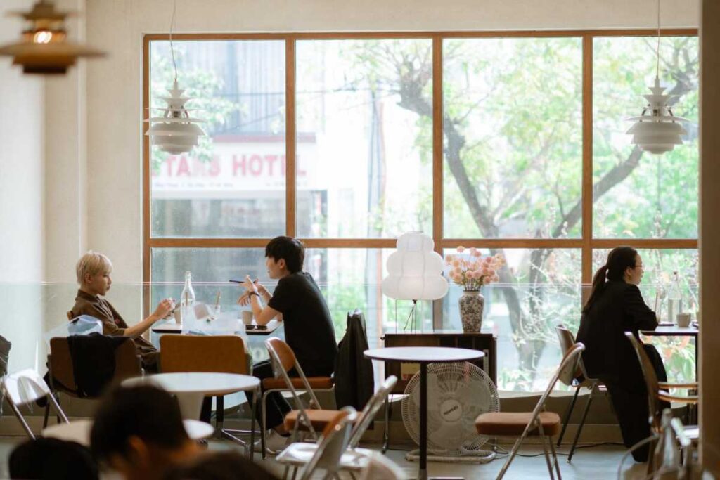 Mặt tiền phong cách Hàn Quốc hoài cổ tại Reply 1988 Cafe Đà Nẵng.