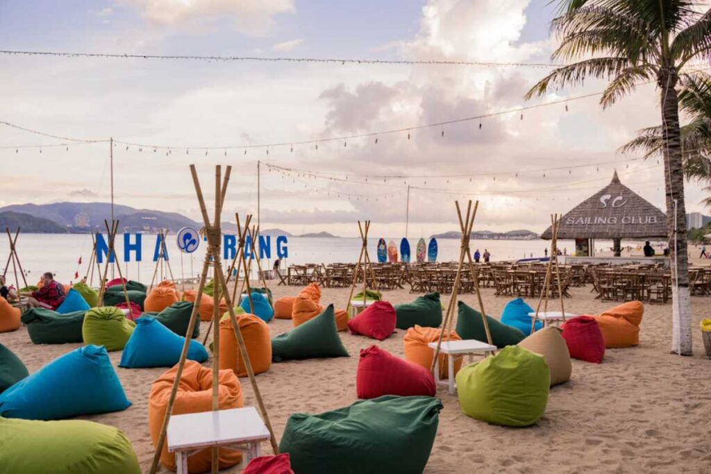 Góc check-in ghế lười màu sắc ven biển cực chất tại Sailing Club Nha Trang