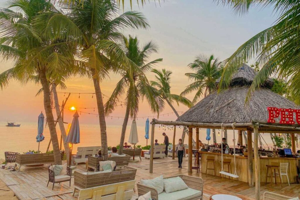 Bãi biển riêng sang trọng tại Shri Beach Club & Bar Phú Quốc.