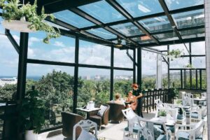 View tầng thượng ngắm toàn cảnh Dương Đông tại Skyline Café & Rooftop Bar.