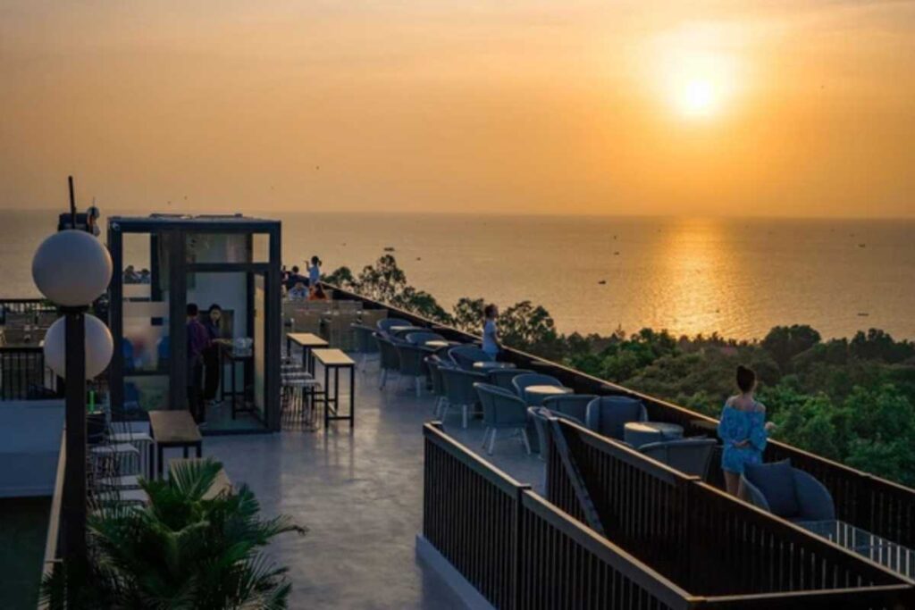 View hồ bơi vô cực ngắm hoàng hôn tại Sơn Trà Hill’s 1973 Phú Quốc.