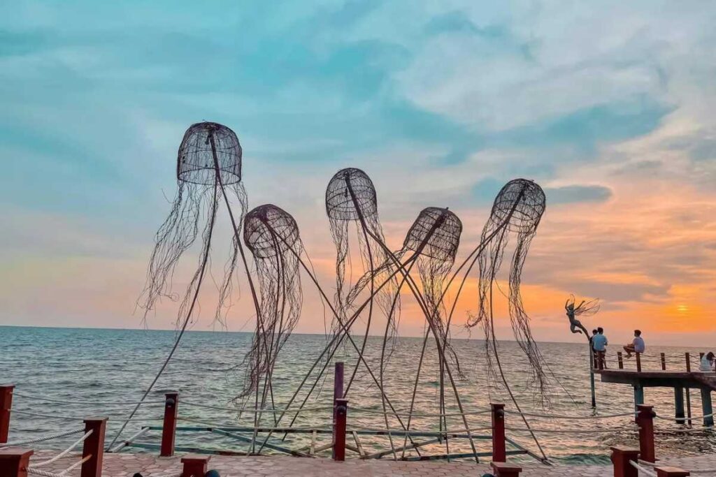 Check-in mô hình voi chân dài trên biển tại Sunset Sanato Beach Club Phú Quốc.