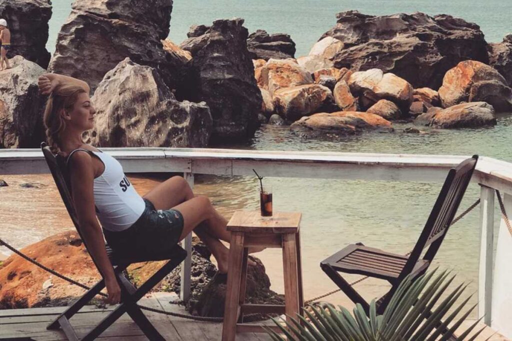 Quán cafe sát bãi đá tự nhiên The Rock Corner Beach Bar Phú Quốc.
