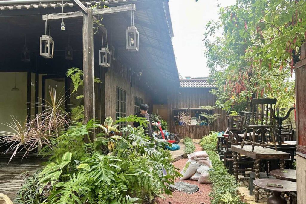 Góc sân vườn ngập tràn cây xanh tại Xém Cà Phê Đà Nẵng.