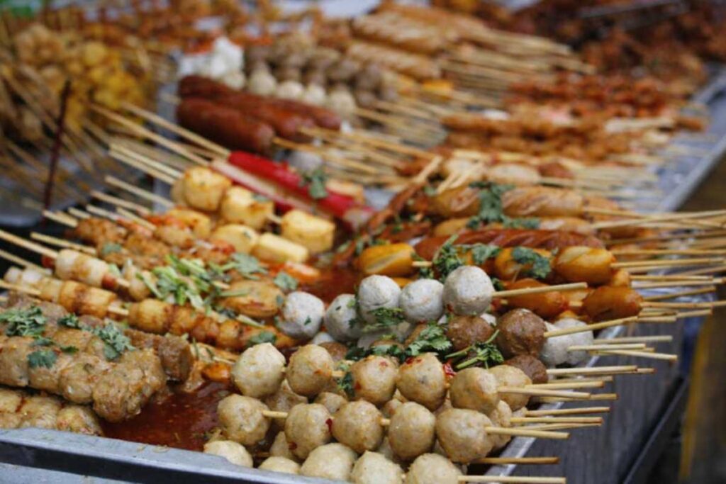 Khay đồ chiên xiên que đa dạng các loại tại địa chỉ 12 Bạch Đằng Nha Trang.