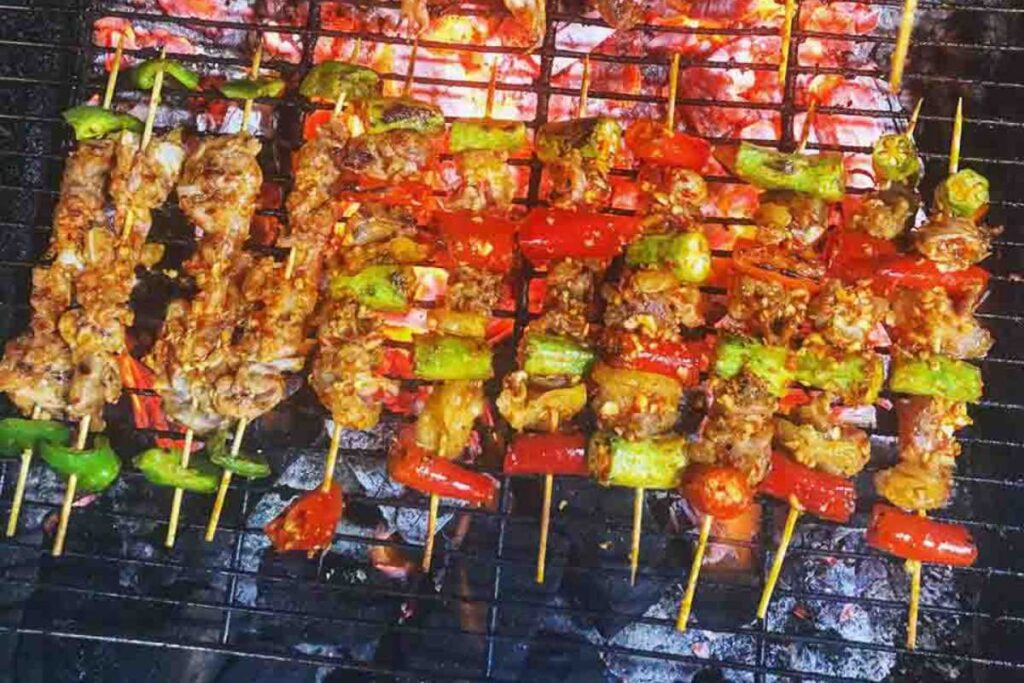 Xiên nướng tẩm ướp đậm đà trên bếp than hồng tại quán Tok Tok ngã ba Đinh Tiên Hoàng Nha Trang.