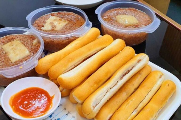 Không gian hiện đại, trẻ trung của quán BaMiLaB với combo bánh mì que và trà đào mát lạnh tại Lán Bè.