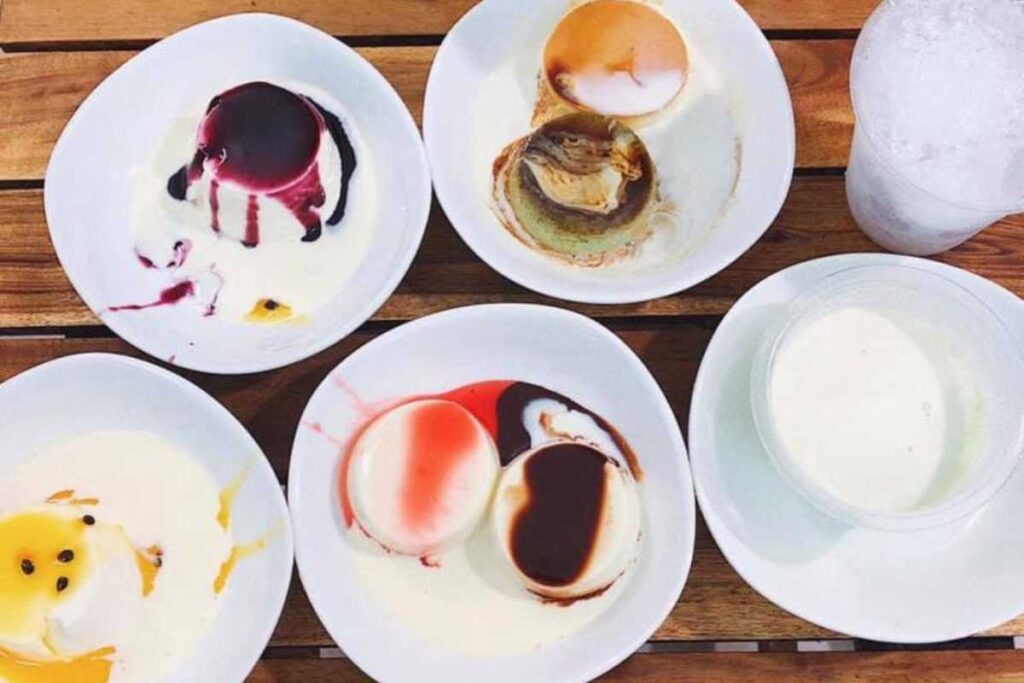 Bánh flan mềm mịn mix cùng thạch rau câu và nước cốt dừa đá bào tại quán Ngọc Nga quận 4.