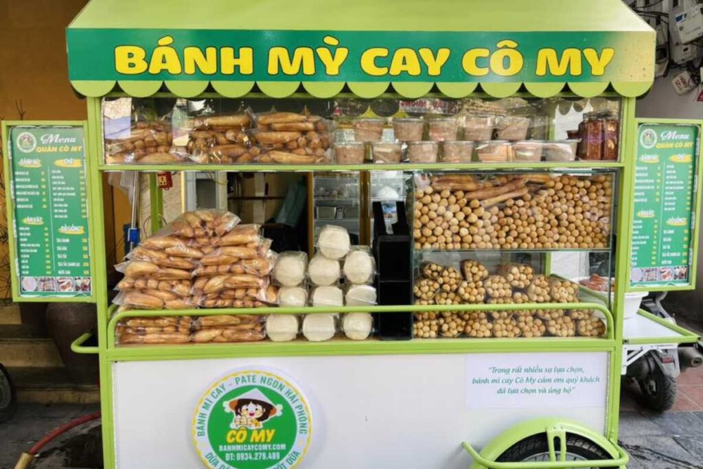 Ổ bánh mì thập cẩm đầy ắp nhân thịt, chả, pate và đồ chua tại tiệm Bánh Mì Cô My.