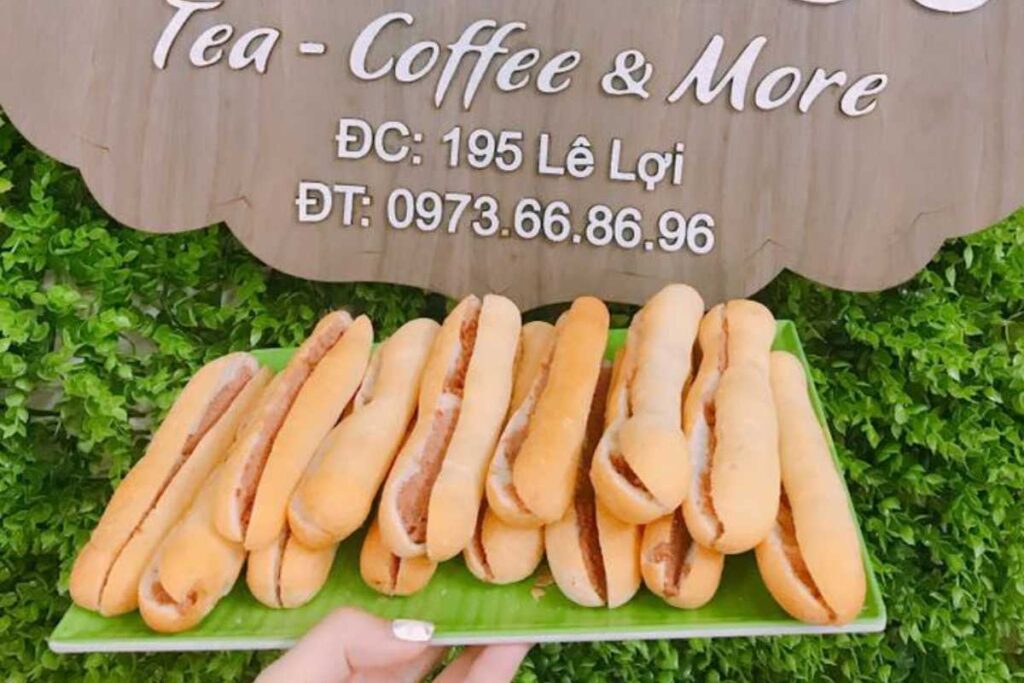Túi bánh mì que được đóng gói sạch sẽ, chỉn chu tại tiệm Bánh mì 195 Lê Lợi Hải Phòng.
