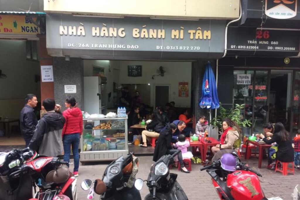 Đĩa bánh mì thịt nướng thơm phức và bánh mì que pate được trình bày bắt mắt tại Bánh Mì Tâm.