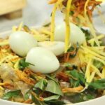 Cận cảnh bát bánh tráng trộn đầy ắp trứng cút, khô bò và xoài xanh tại quán Cô Năm Gò Vấp.
