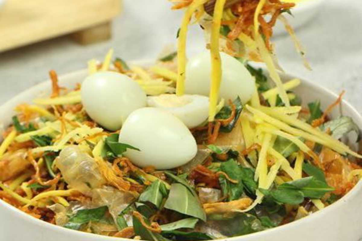 Cận cảnh bát bánh tráng trộn đầy ắp trứng cút, khô bò và xoài xanh tại quán Cô Năm Gò Vấp.