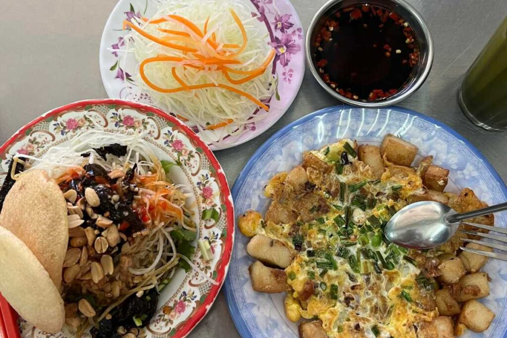 Đĩa bột chiên trứng vàng ươm ăn kèm đồ chua và nước tương tại quán Đạt Thành Võ Văn Tần.