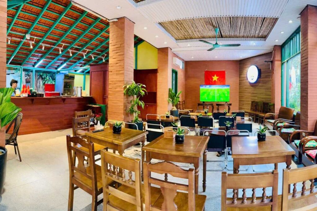 Không gian Vintage với ghế gỗ và đệm hoa họa tiết chăn con công tại quán cafe đẹp Bắc Việt Lạch Tray, Hải Phòng.