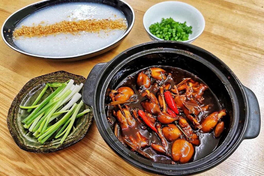 Thố ếch kho đậm đà ăn kèm cháo trắng nóng hổi tại quán Cháo Ếch 151 Đà Lạt.