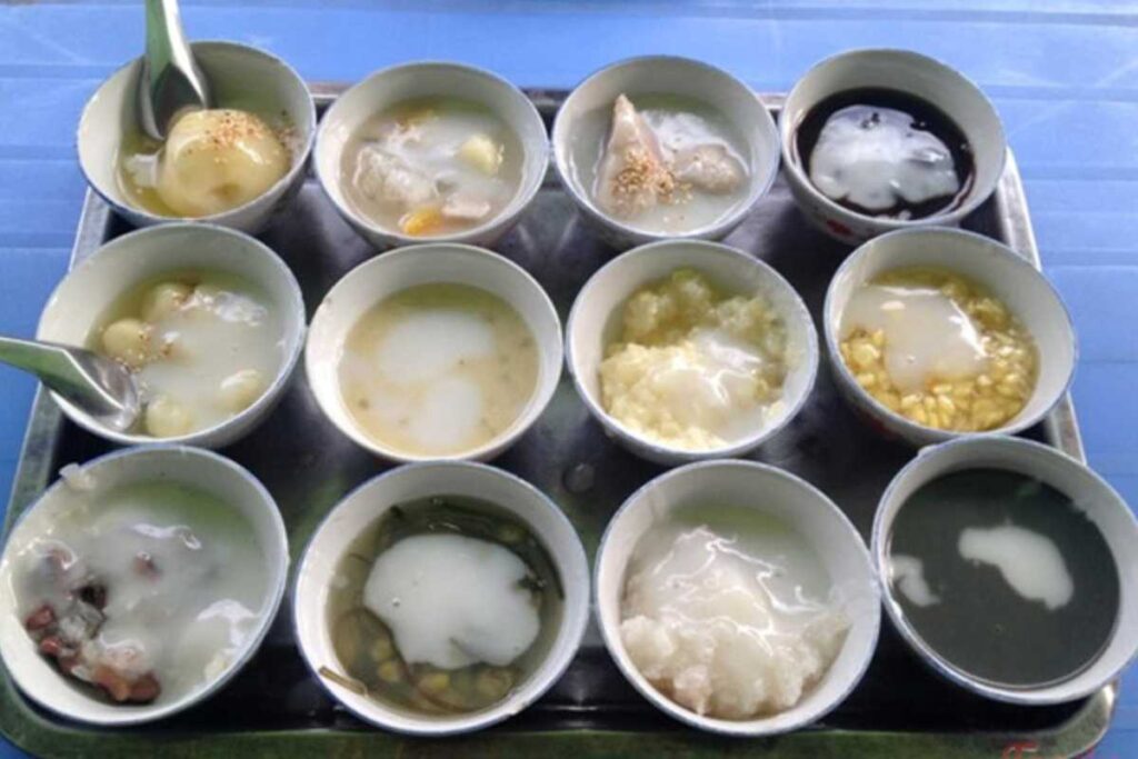 Mâm chè 16 món đủ màu sắc từ chè đậu, chè thái đến bánh flan tại chung cư Ngô Gia Tự quận 10.