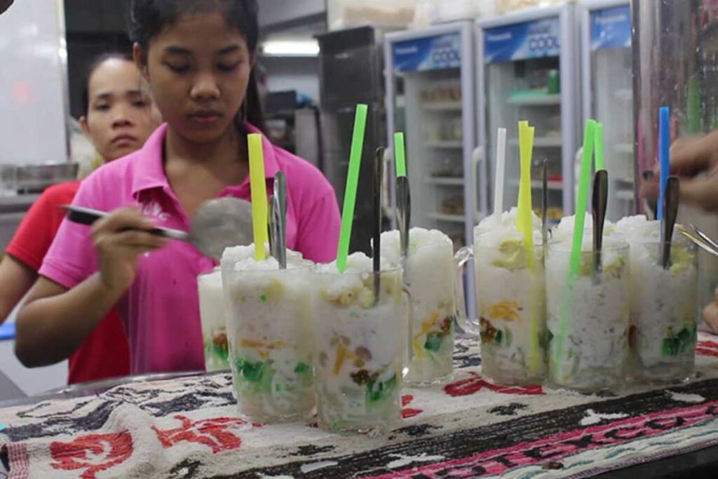 Những ly chè Thái đầy ắp sầu riêng tươi và các loại thạch trái cây tại đường Nguyễn Tri Phương.