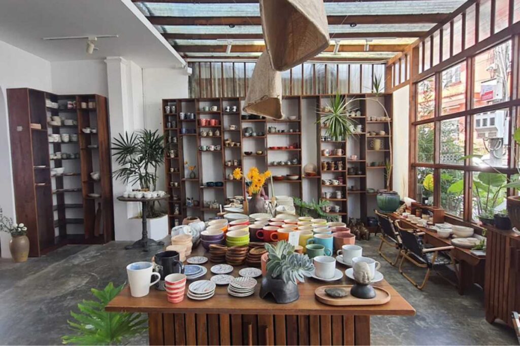 Không gian decor đồ gốm tinh tế và ấm cúng bên trong Dreamers Home and Coffee.