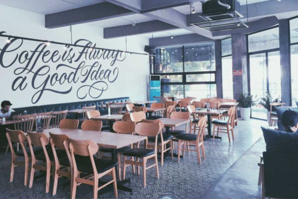 Tầm nhìn hướng thẳng Nhà Thờ Lớn Hải Phòng Gothic cổ kính tại quán cafe đẹp Feeling Hoàng Văn Thụ, Hải Phòng.