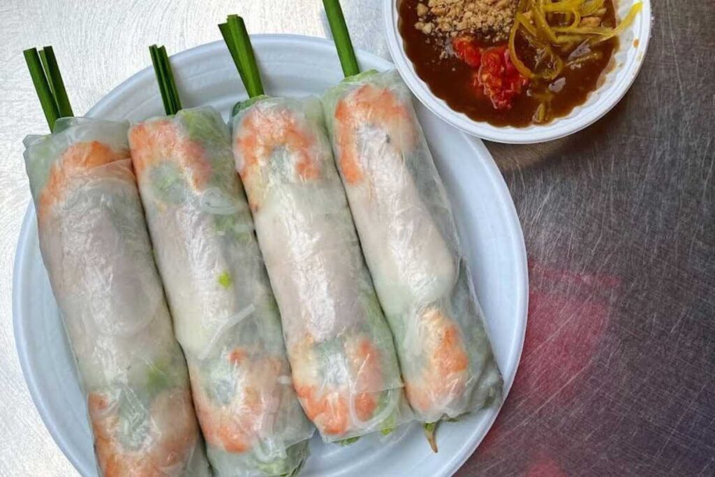 Hàng gỏi cuốn tôm thịt tươi ngon được cuốn chắc tay ăn kèm tương đen tại Trần Khắc Chân quận 1.