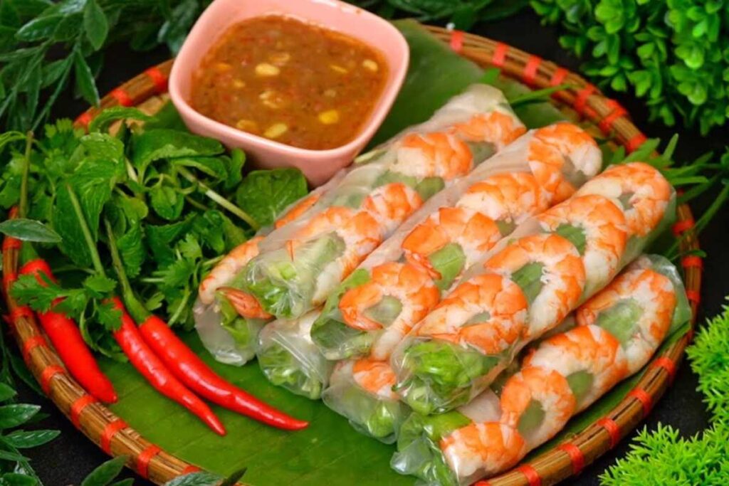 Đĩa gỏi cuốn tôm thịt tươi ngon kèm nước chấm tương đen đậm đà tại Đà Lạt.