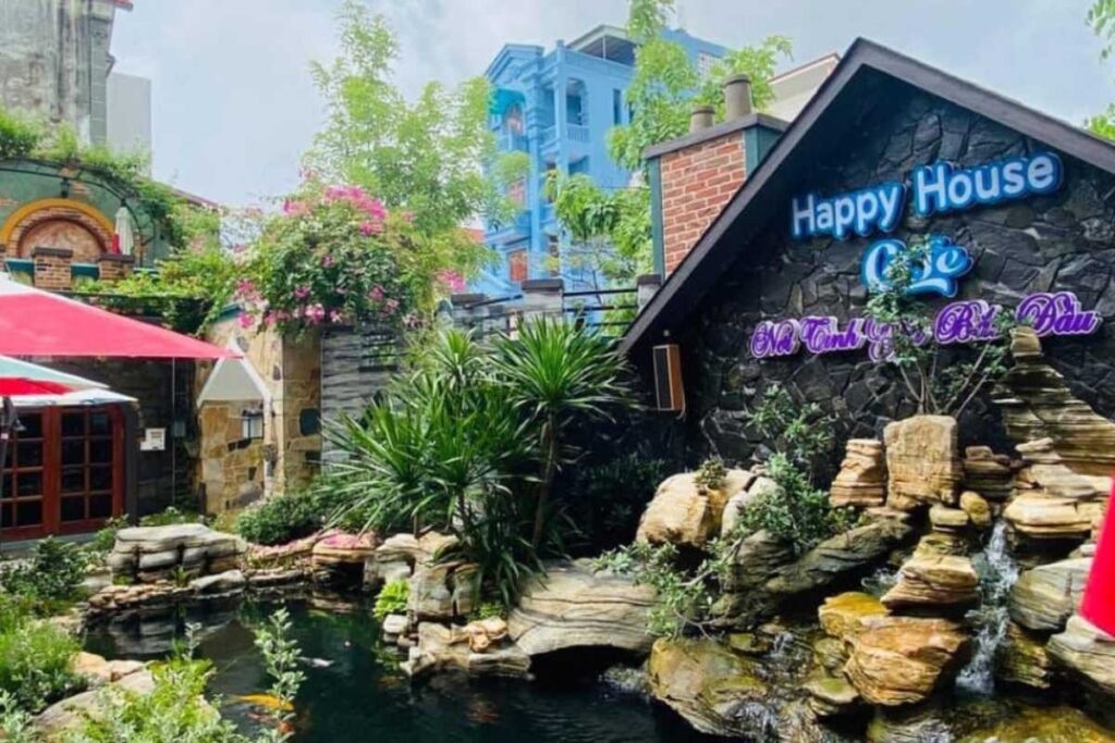 Kiến trúc mái vòm cổ kính của một lâu đài Châu Âu tại quán cafe đẹp Happy House Thủy Nguyên, Hải Phòng.
