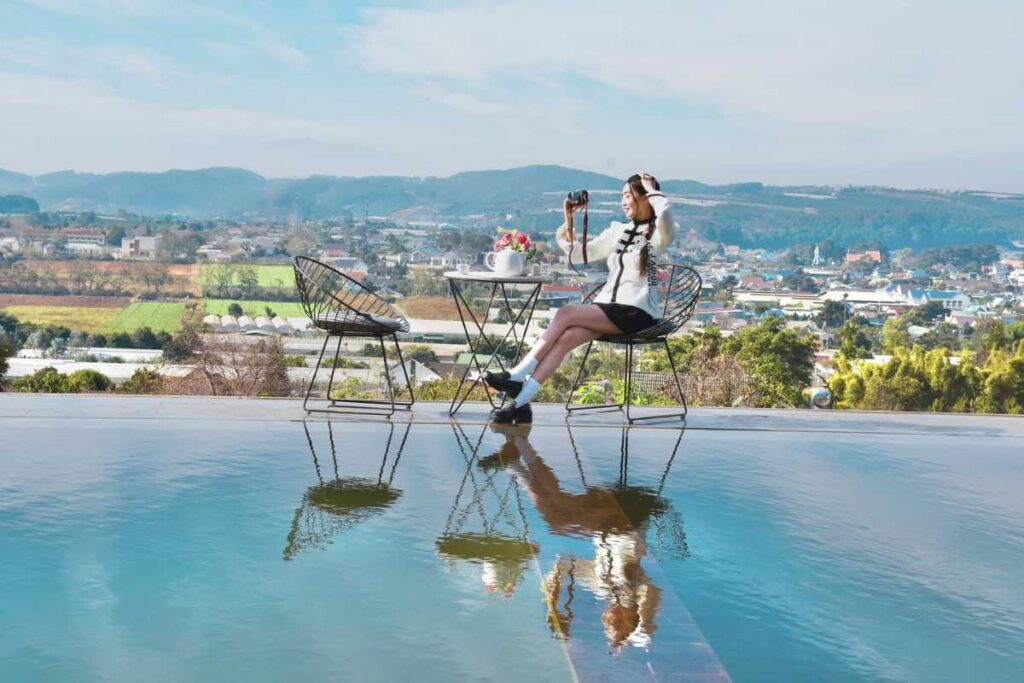 Khách hàng check-in tại hồ nước vô cực soi bóng mây trời tại Hồ Trên Mây Đà Lạt.