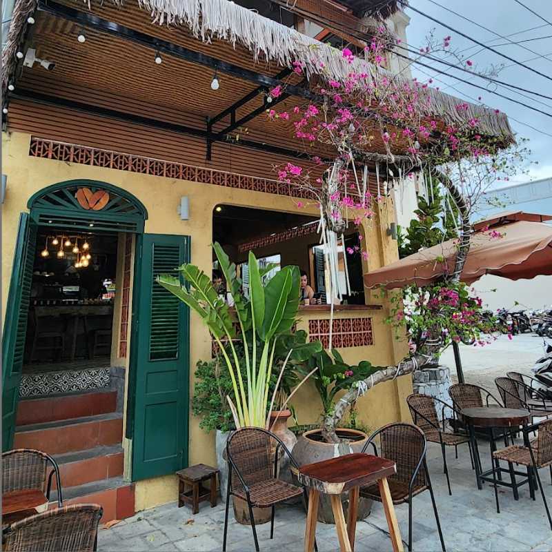 Mặt tiền quán Island Coffee view biển trên đường Trần Hưng Đạo Phú Quốc.