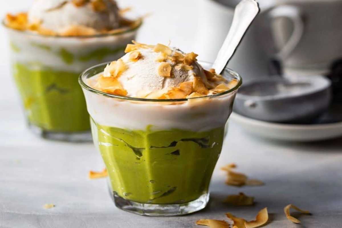 Ly kem bơ sáp sánh mịn kèm viên kem dừa thơm béo tại quán Kem Bơ Đà Lạt.