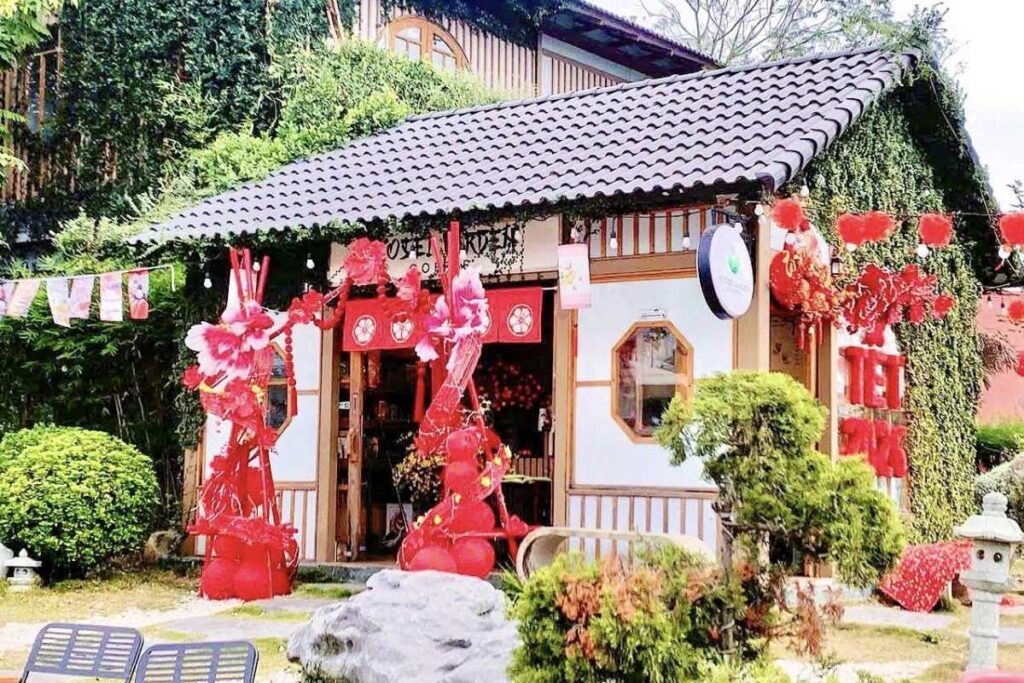 Khu vườn Nhật Bản với hồ cá Koi và cầu gỗ đỏ tại quán cafe đẹp Kiosei Garden Thủy Nguyên, Hải Phòng.