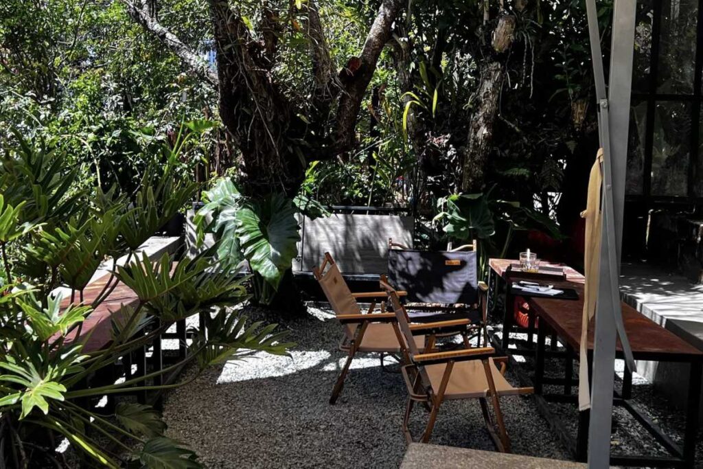 Góc cafe phong cách camping dưới tán cây xanh mát tại Ma’s Milktea & Gelato.