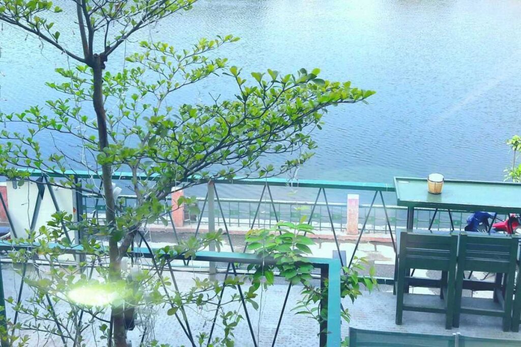 Phong cách tối giản Minimalism với tone màu xám xi măng chủ đạo tại quán cafe đẹp Mats Lương Khánh Thiện, Hải Phòng.