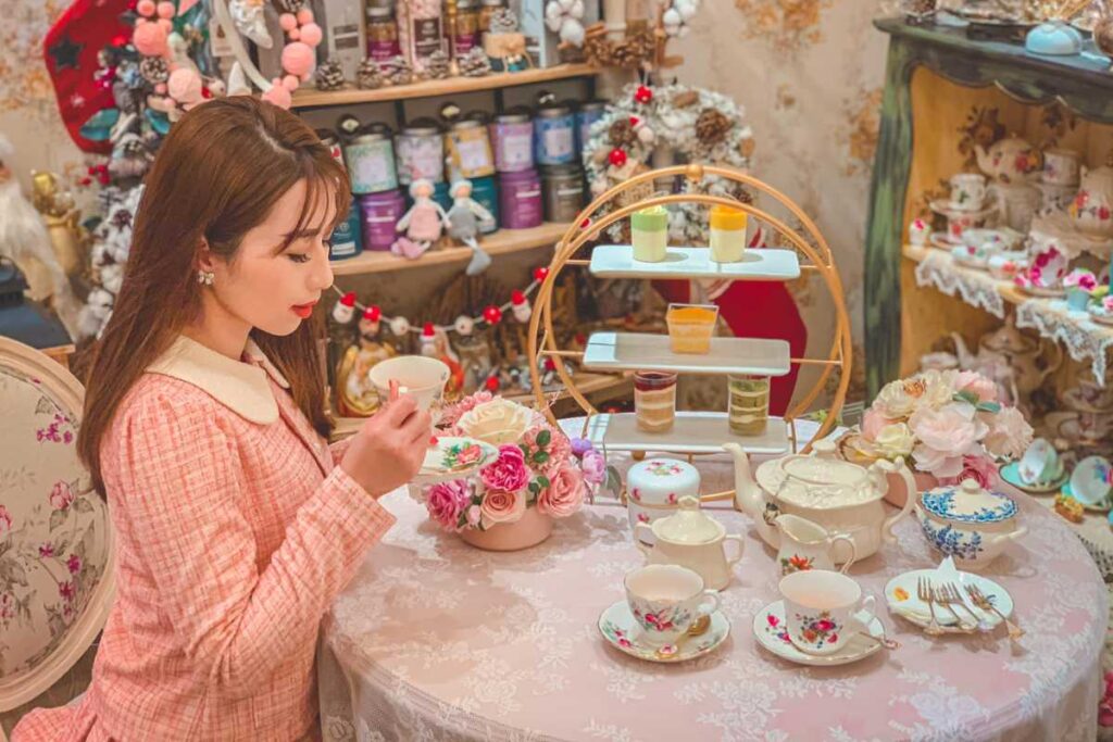 Một bữa tiệc trà chiều với ấm chén sứ xương tinh xảo tại quán trà đẹp Na’s Tea Room Hoàng Văn Thụ, Hải Phòng.