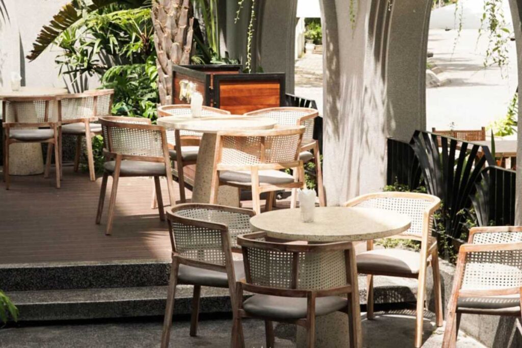 Không gian nhiệt đới với cây xương rồng, lều gỗ và bàn ghế thấp kiểu dã ngoại tại quán cafe đẹp Palm Tô Hiệu, Hải Phòng.