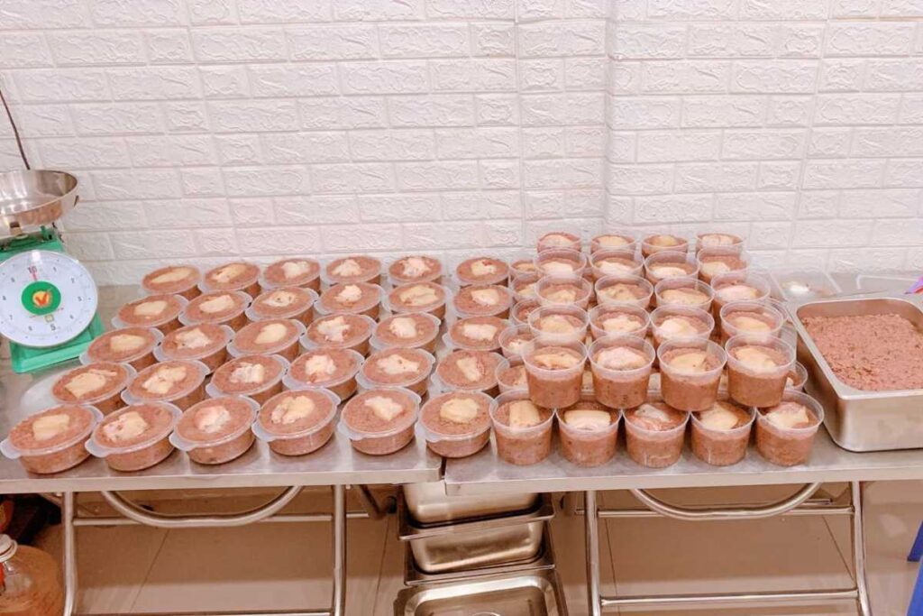 Bát pate mỡ màng, nóng hổi kèm bánh mì que giòn rụm tại quán Pate Cột Đèn nổi tiếng nhất Hải Phòng.