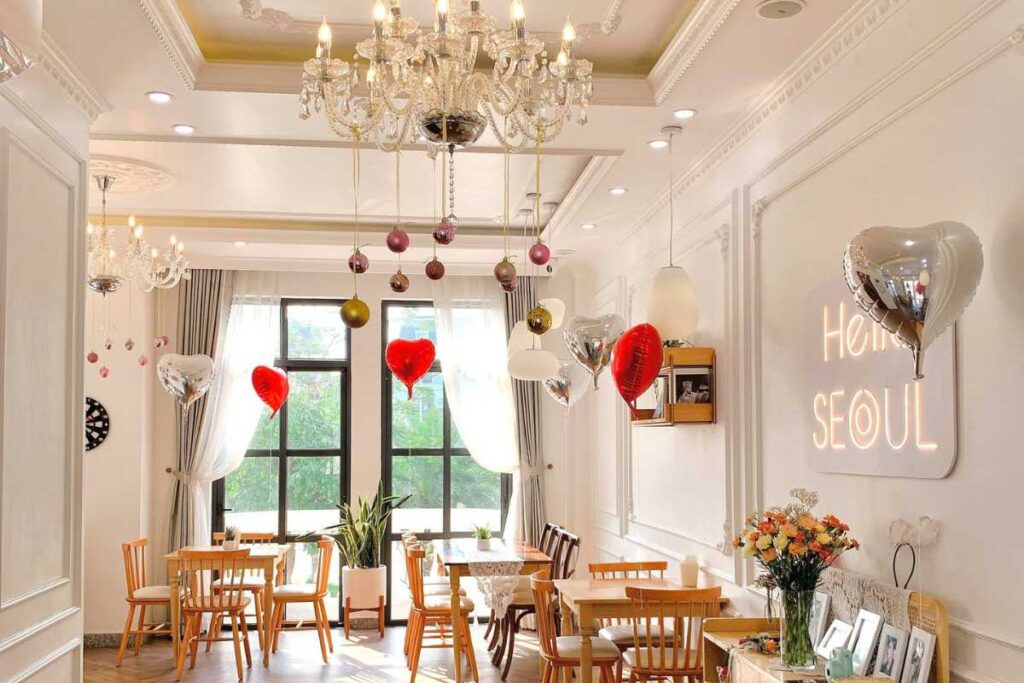 Không gian sang trọng, hiện đại với tone màu trắng tại quán cafe đẹp Prince Coffee Vinhomes Thượng Lý, Hải Phòng.