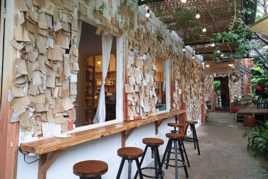 Bức tường dán đầy giấy ghi chú đầy cảm xúc tại Quán Cafe Thời Thanh Xuân.