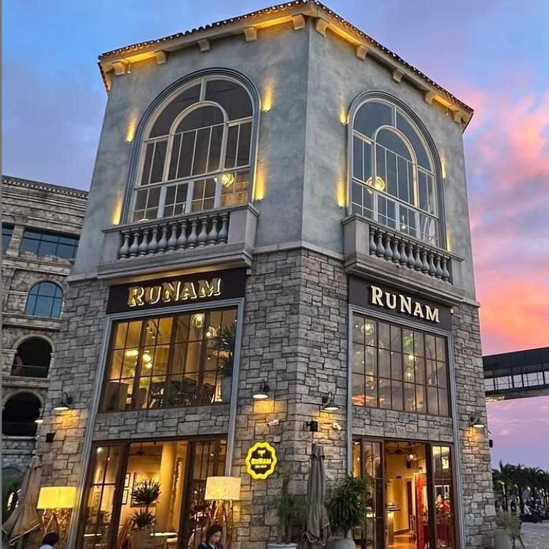 Quán cafe RuNam kiến trúc Châu Âu tại Thị trấn Hoàng Hôn Phú Quốc.