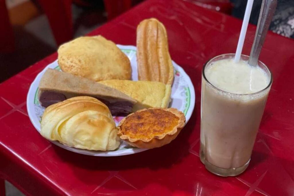 Chiếc bánh tráng nướng đầy ắp topping trứng, phô mai và xúc xích tại quán Dì Đinh Đà Lạt.