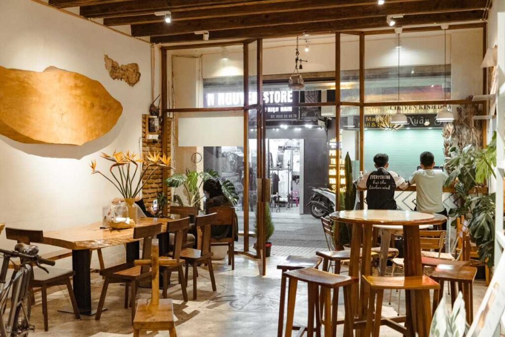 Nội thất gỗ hiện đại và phong cách bài trí tinh tế bên trong The Married Beans Coffee.