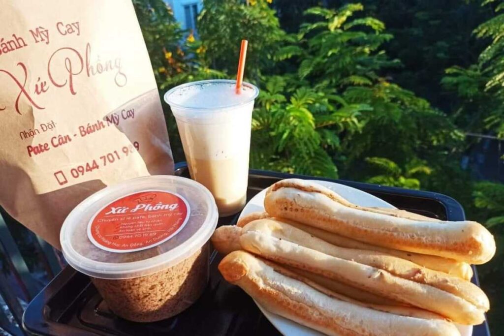 Các bạn học sinh, sinh viên tụ tập thưởng thức bánh mì cay tại Tiệm Xứ Phồng khu Pruksa An Đồng.