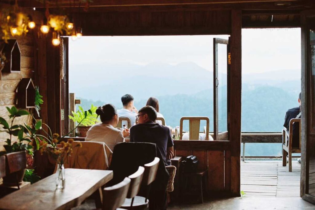 View nhìn từ ban công gỗ của Tiệm cà phê Cheo Veooo xuống thung lũng mờ sương.