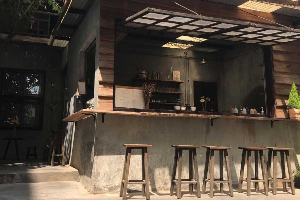 Quầy pha chế tối giản với tone màu trầm mộc mạc tại Tròn Quán Đà Lạt.