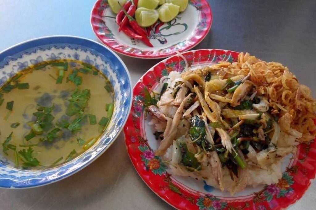 Đĩa xôi gà xé phay kèm da gà chiên giòn và hành phi tại quán Bà Vui.