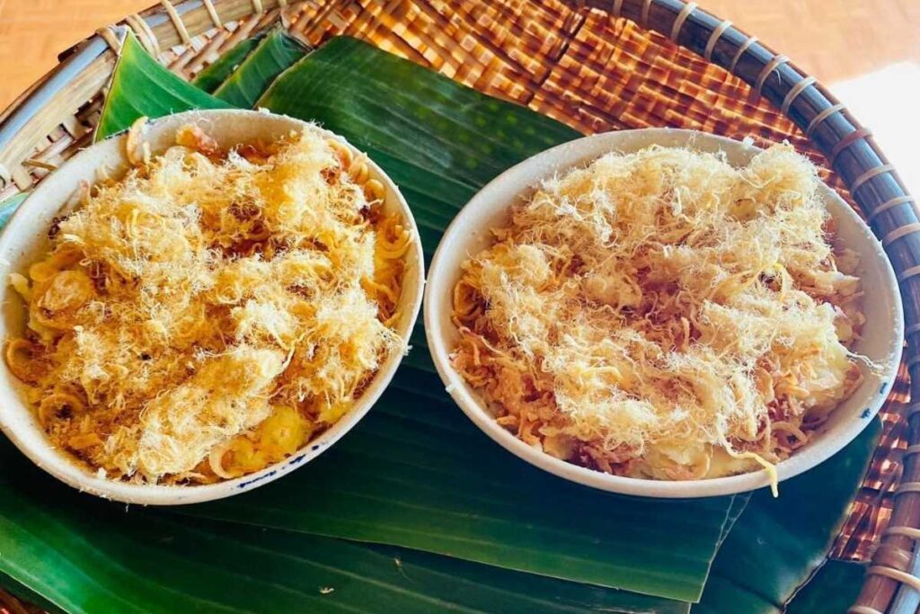 Đĩa xôi xéo vàng ươm với đậu xanh và hành phi giòn tan tại quán Cô Ba Đà Lạt.